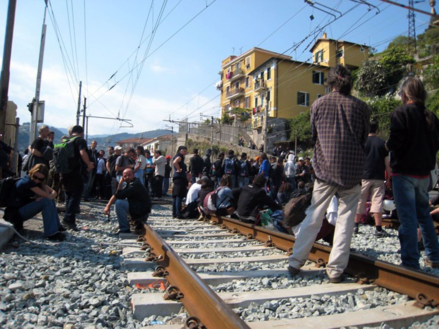 Enamasti Tuneesia päritolu immigrandid Prantsuse-Itaalia piirilinnas Ventimiglias, kus migrantide rong kinni peeti.
