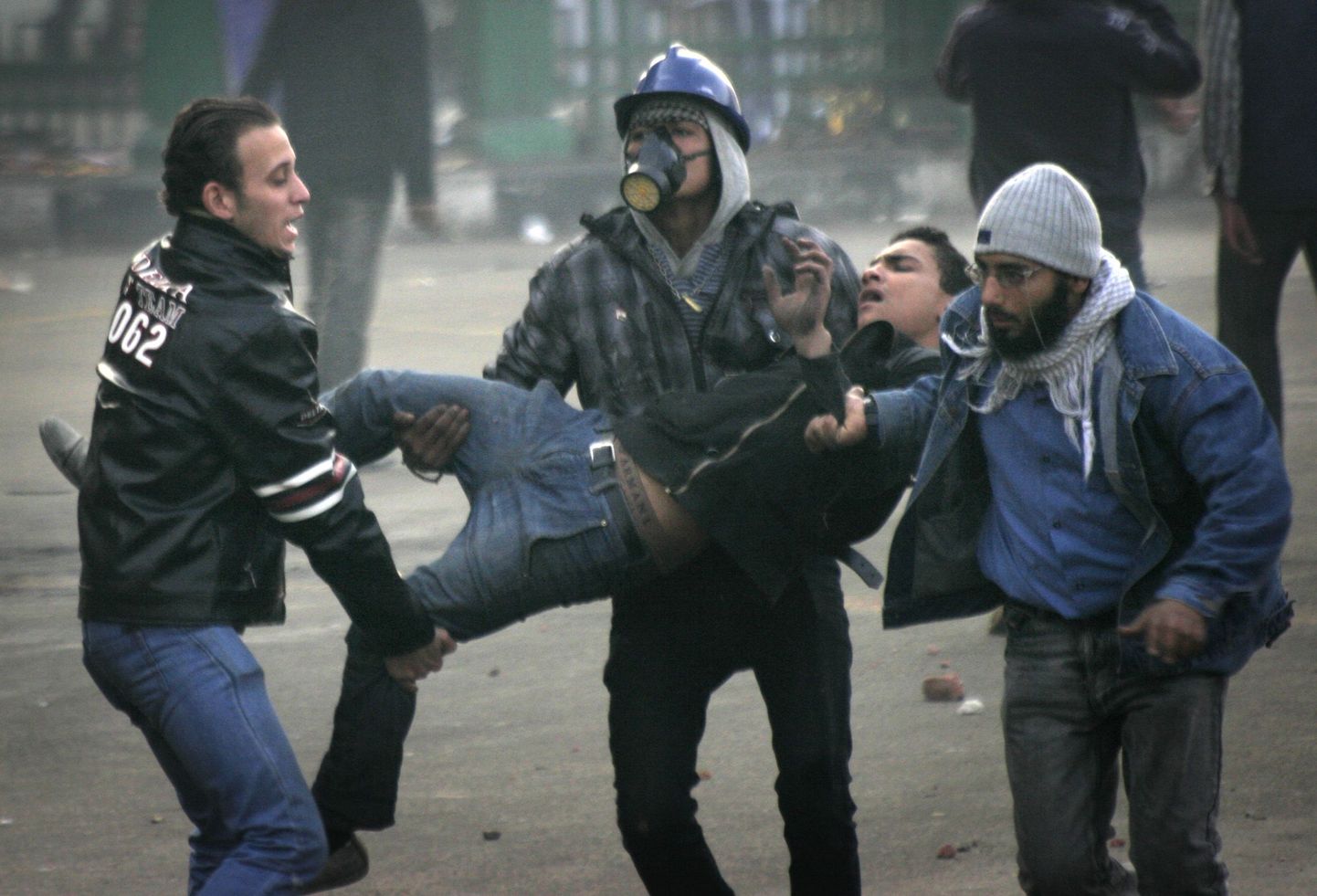 Meeleavaldajad täna Kairos Tahriri väljakul vigastatud protestijaga.