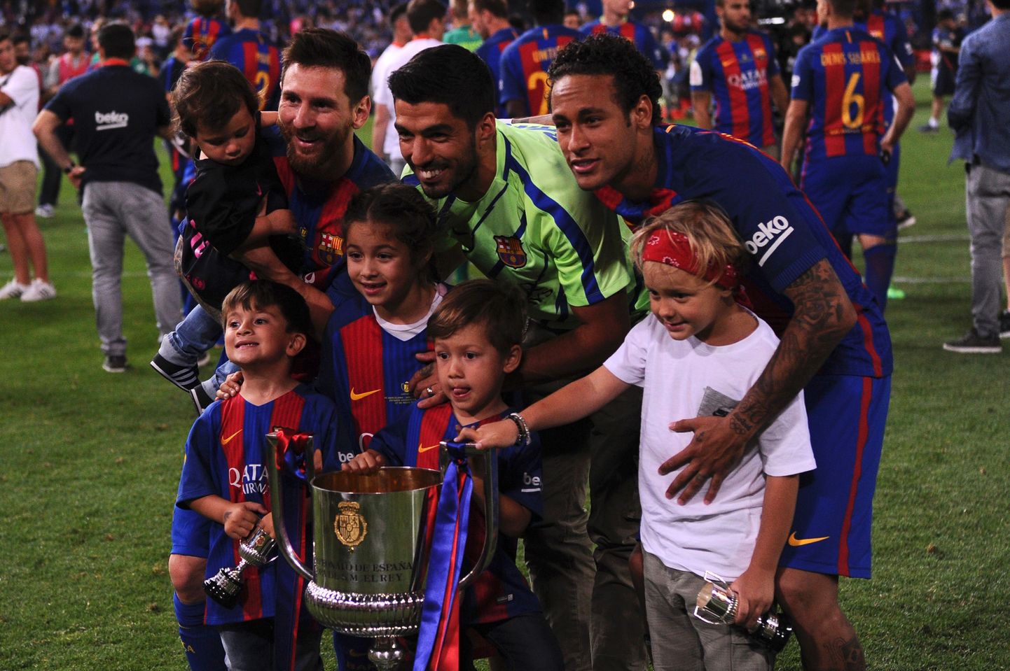 Luis Suarez, Lionel Messi ja Neymar lastega. Pilt on illustreeriv.