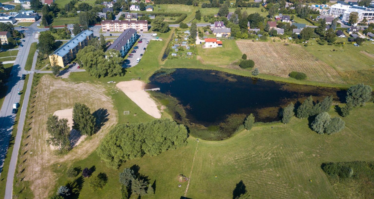 Kõrveküla paisjärve rannapromenaad oli Tartu valla kaasava eelarve võiduidee, mis pidanuks teoks saama sel aastal. Et järve ümber on ehituskeeluvöönd, siis vähemalt kaks aastat paisu ümber kõnniteed ja pinke ei tule.