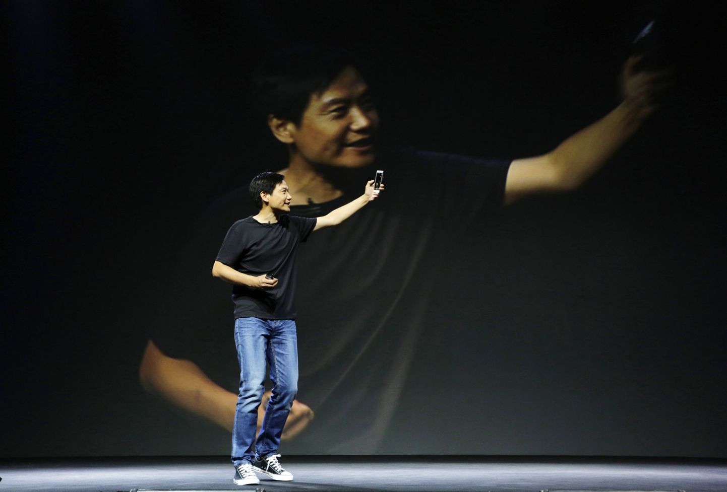 Xiaomi asutaja ja tegevjuht Lei Jun uut mudelit tutvustamas.