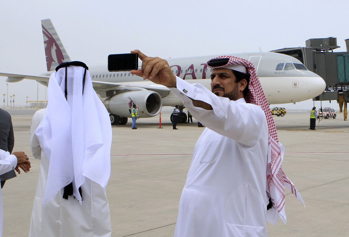 Euroopa lennufirmad on hädas: Lähis-Ida konkurendid võtavad kõik jõukad kliendid. Pildil kaks reisijat end Qatar Airwaysi lennuki taustal pildistamas.