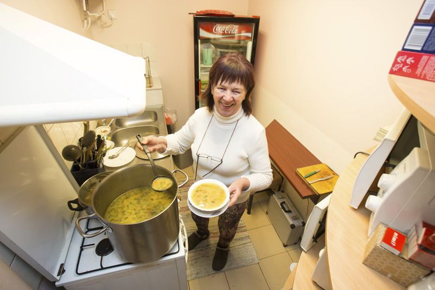 Rakvere supiköögi perenaine Katrin Vändrik on tubli ja usin naine. Igal esmaspäeval, kolmapäeval ja reedel pakub ta abivajajatele maitsvat kõhutäit.