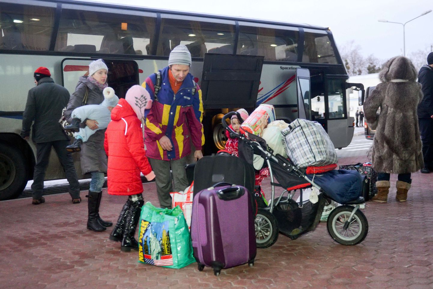 Ida-Ukraina põgenikud Harkivi lennuväljal.