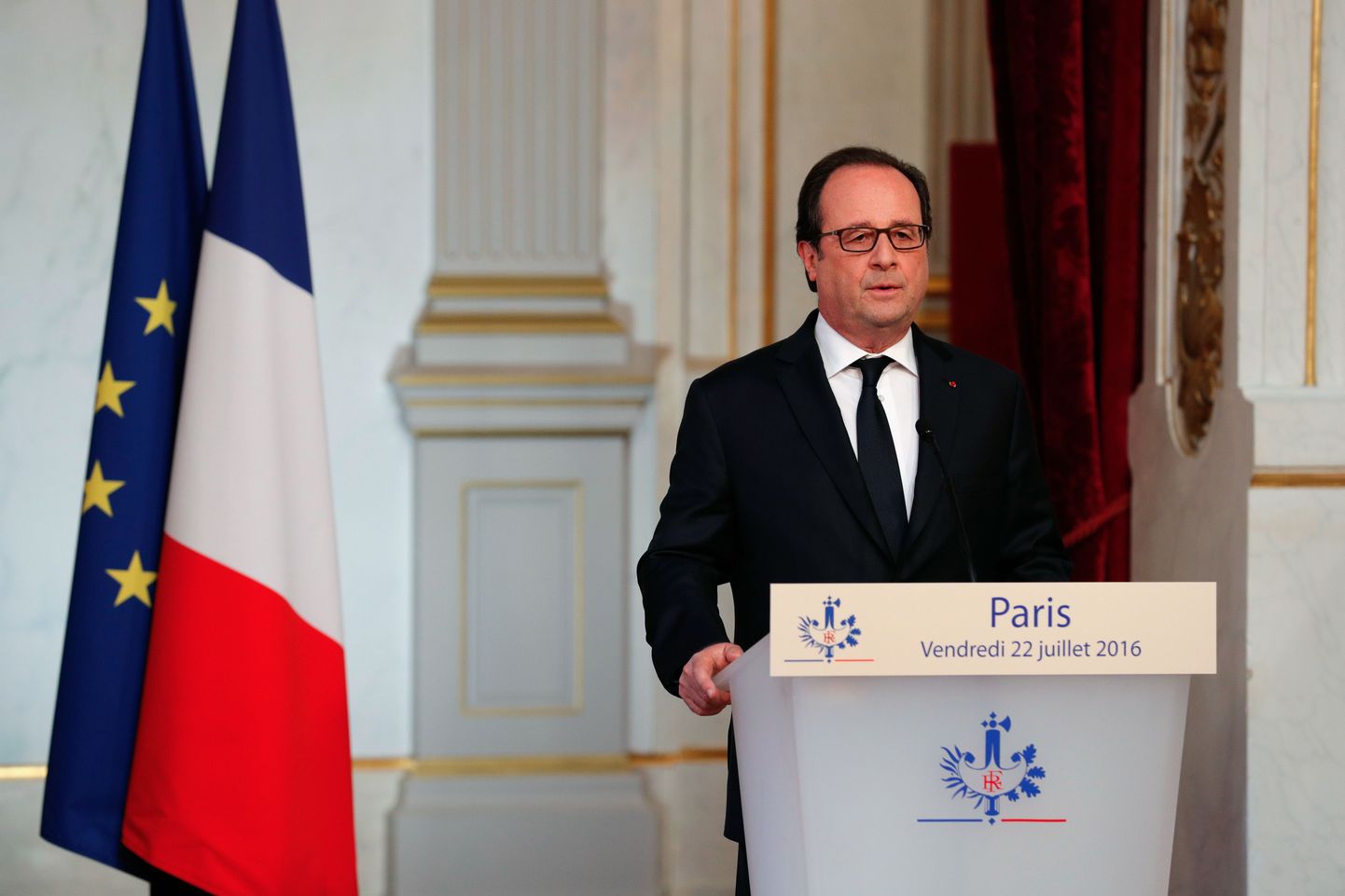 Prantsusmaa president Francois Hollande tänasel pressikonverentsil teatamas plaanist suurendada toetust Iraagi armeele võitluses ISISe vastu.