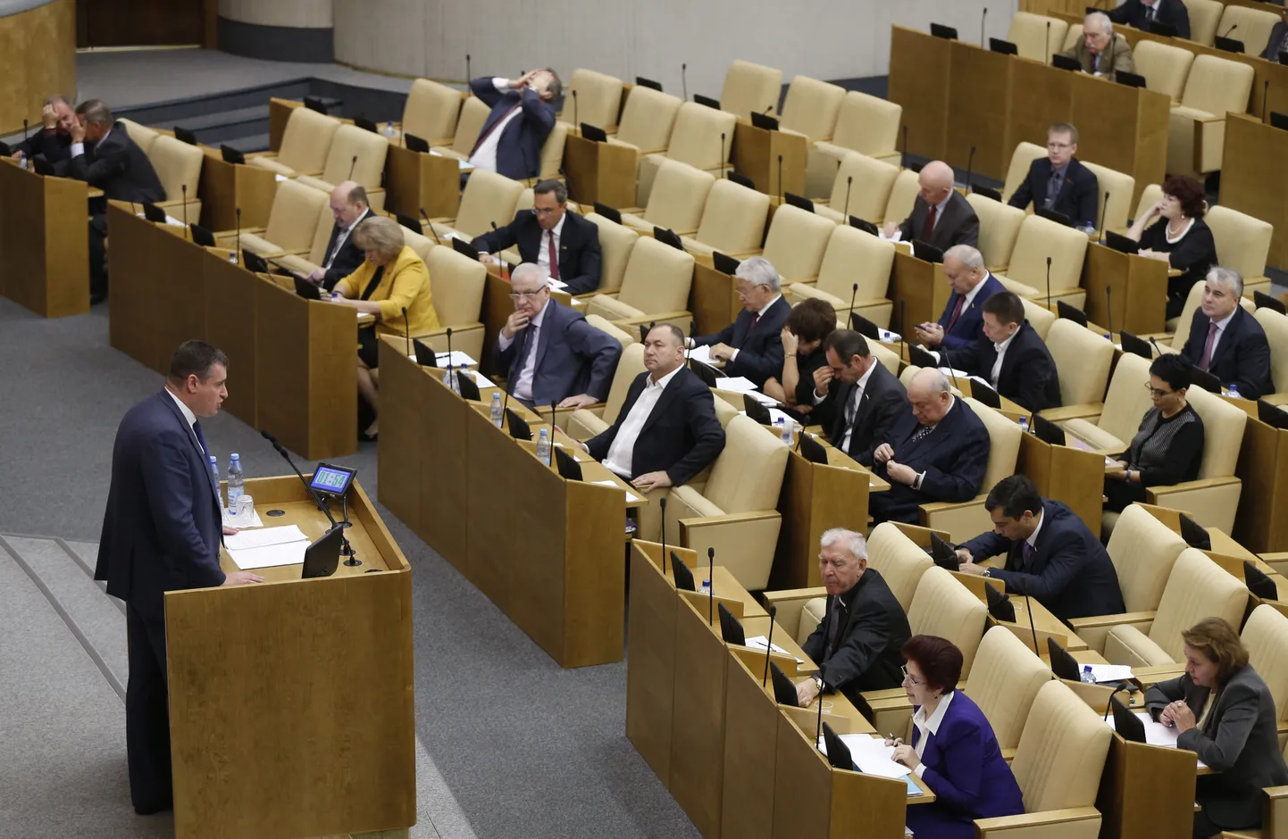 SRÜ, Euraasia integratsiooni ja kaasmaalaste komitee juht Leonid šlutski Vene parlamendisaadikutele kõnelemas.