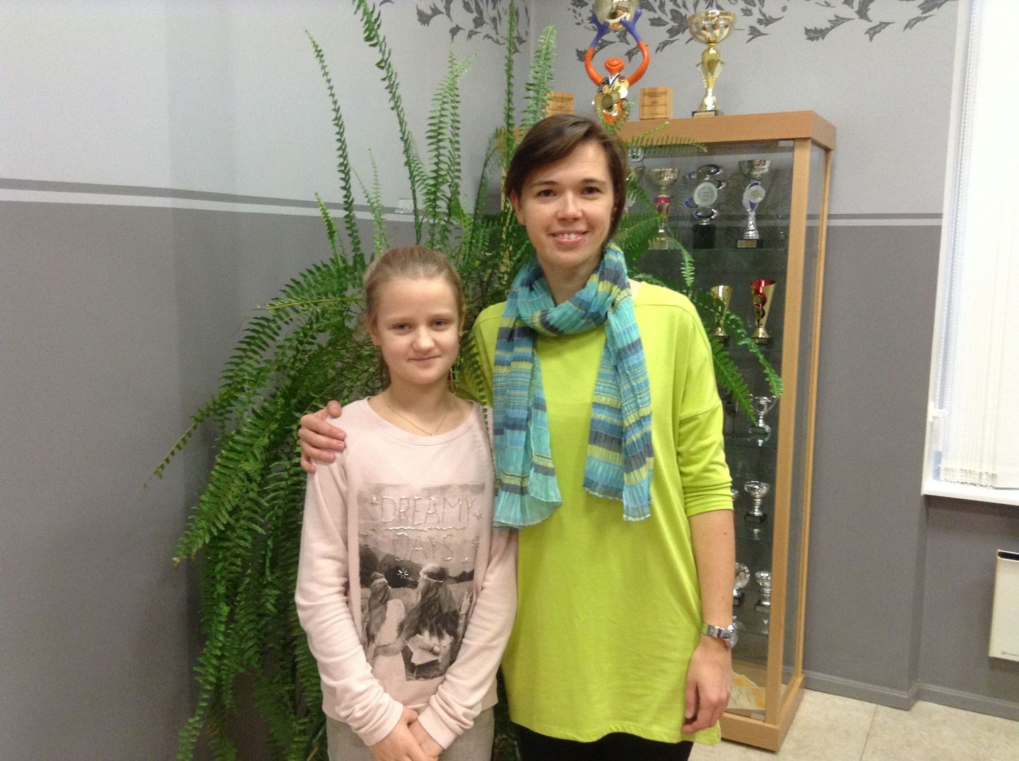 Noorimate seas võitnud Martha-Liset Rõõmussar ja tema õpetaja Laura Merirand.