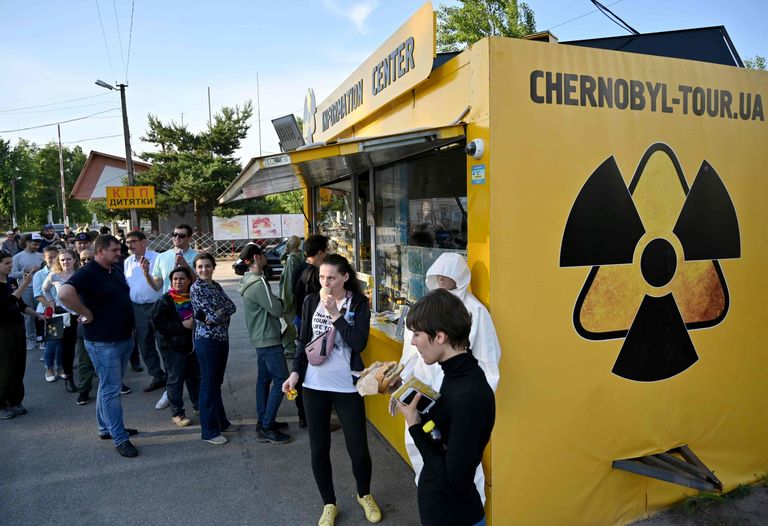 Turistid Tšornobõli ringreisil lõunat nautimas.