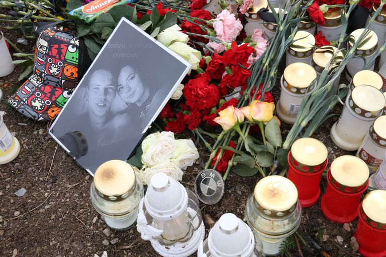 Küünlad, lilled ja pilt hukkunutest traagilise liiklusõnnetuse paigas. Pildil hukkunud Renart ja Tatjana. / Juss Saska
