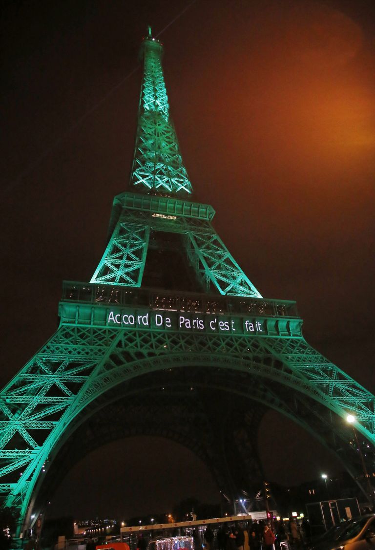Pärast Pariisi kliimaleppe jõustumist kuvati 4. novembril Eiffeli tornile sõnum - see on tehtud! Foto: Michel Euler/AP