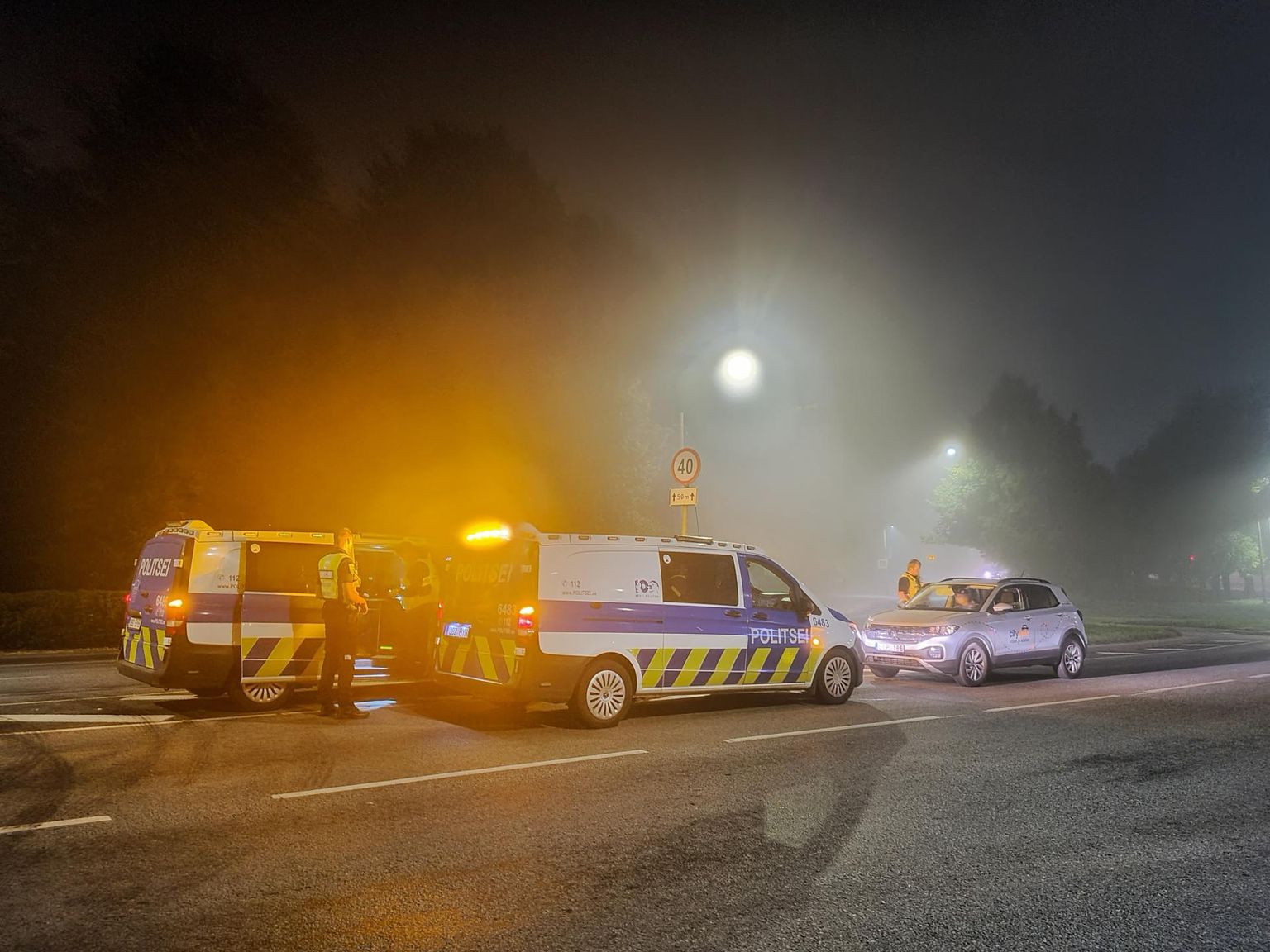 Tartu politsei tabas juhusliku kontrolli käigus rendiauto roolist 14-aastase noormehe. Asja lähemalt uurides selgus, et sõiduki oli ta üürinud vanemate krediitkaardi andmeid kasutades.