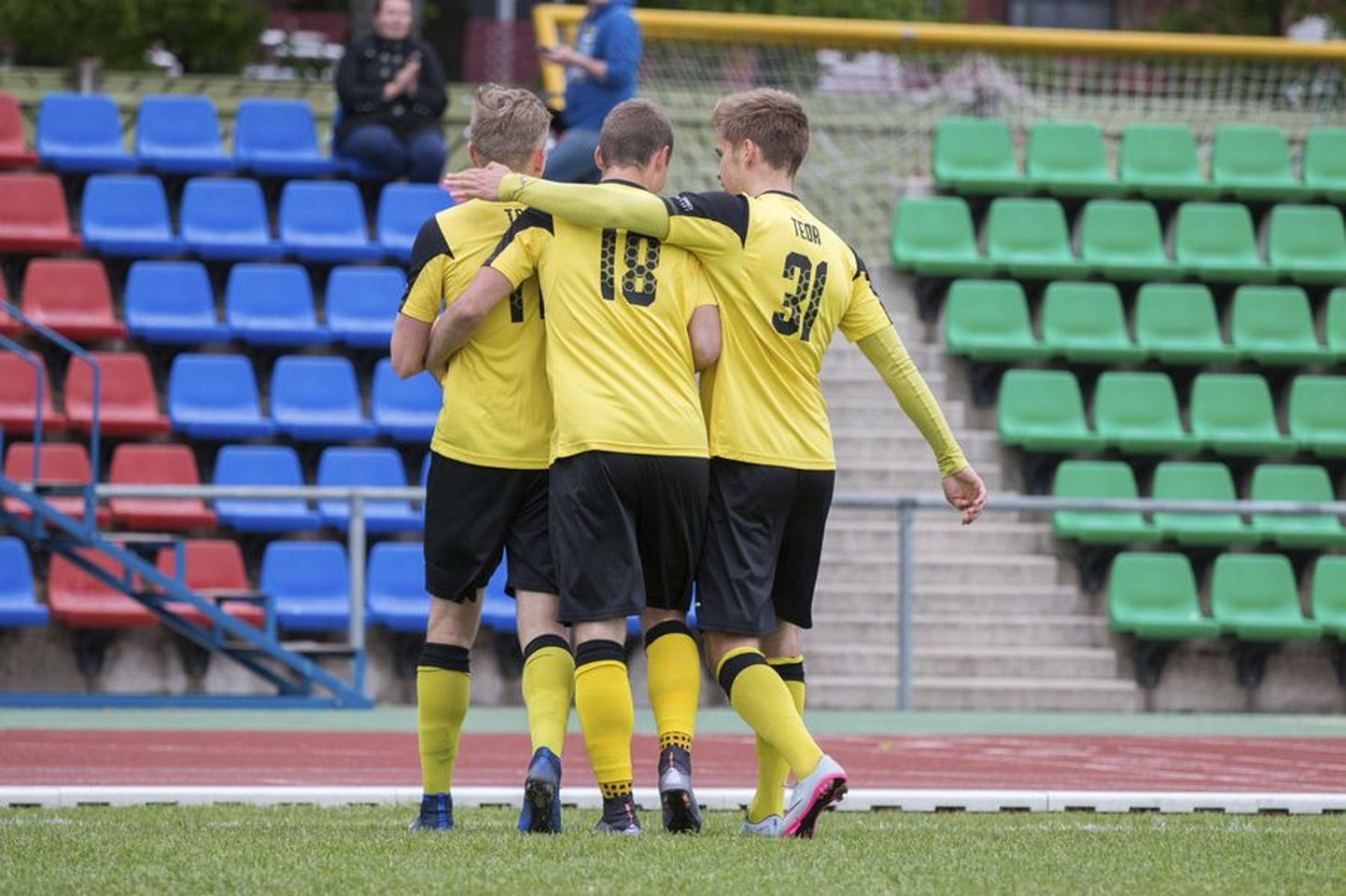 Viljandi Tuleviku jalgpalliklubi esiliigameeskond võttis pühapäeval Tartus järjekordse võidu, alistades kohaliku Santose 0:2.
