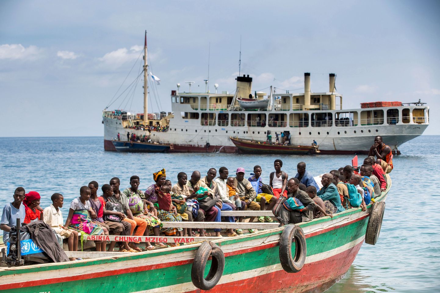 Põgenikud Burundist suundumas laeva poole, mis viiks neid Tansaaniasse. Tanganjika järv.