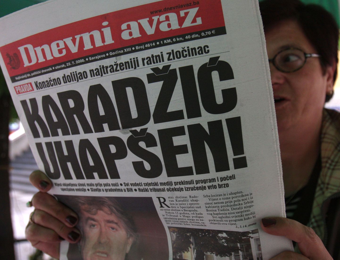Bosnia päevalehe esikaas, kus teatatakse sõjaroimades süüdistatava Radovan Karadžići tabamisest.