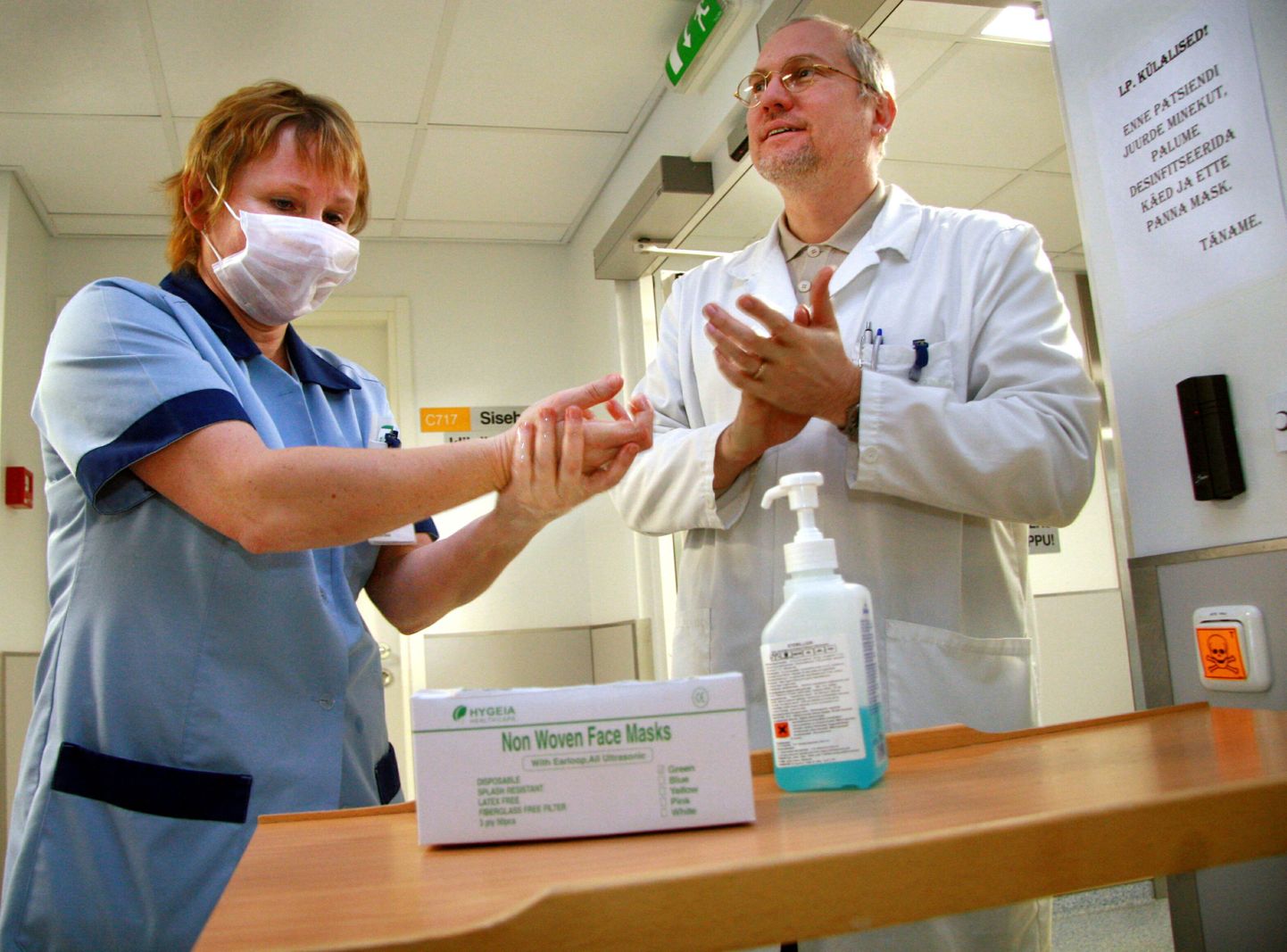 Pärnu haigla juhatuse liige Veiko Vahula (paremal) soovitab haiguste ennetamiseks tihti käsi pesta ja vajadusel kanda näomaski.
