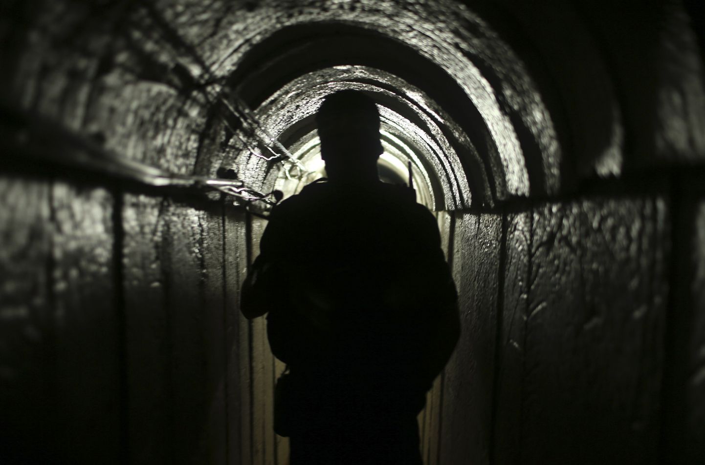 Hamasi relvastatud tiiva võitleja tunnelis, mida kasutatakse relvade, toidu ja raha smugeldamiseks.