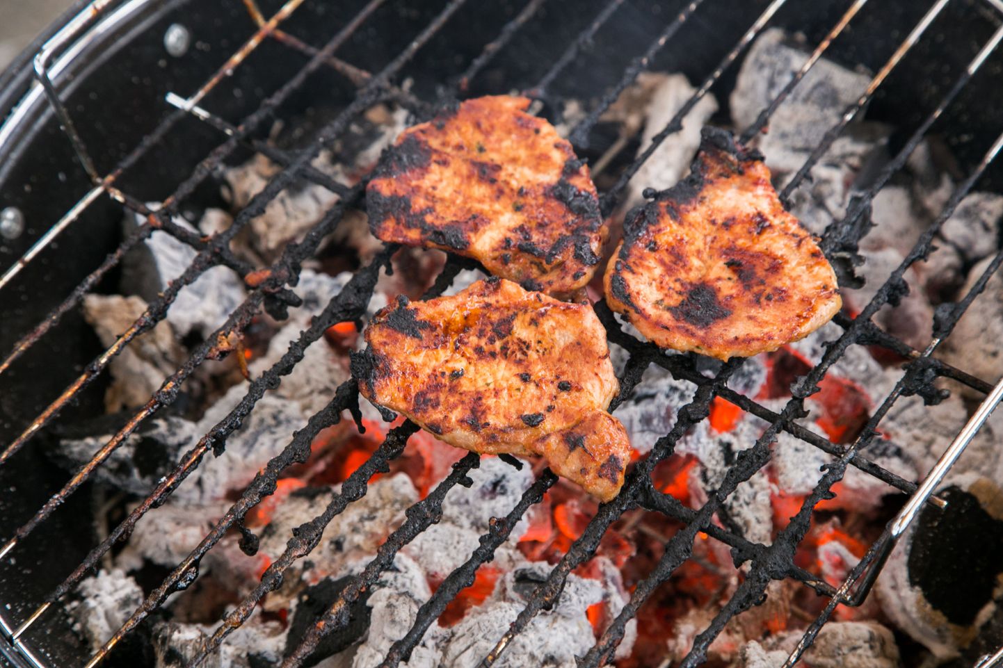 Grillimisel tuleb jälgida, et liha on korralikult läbi küpsenud.