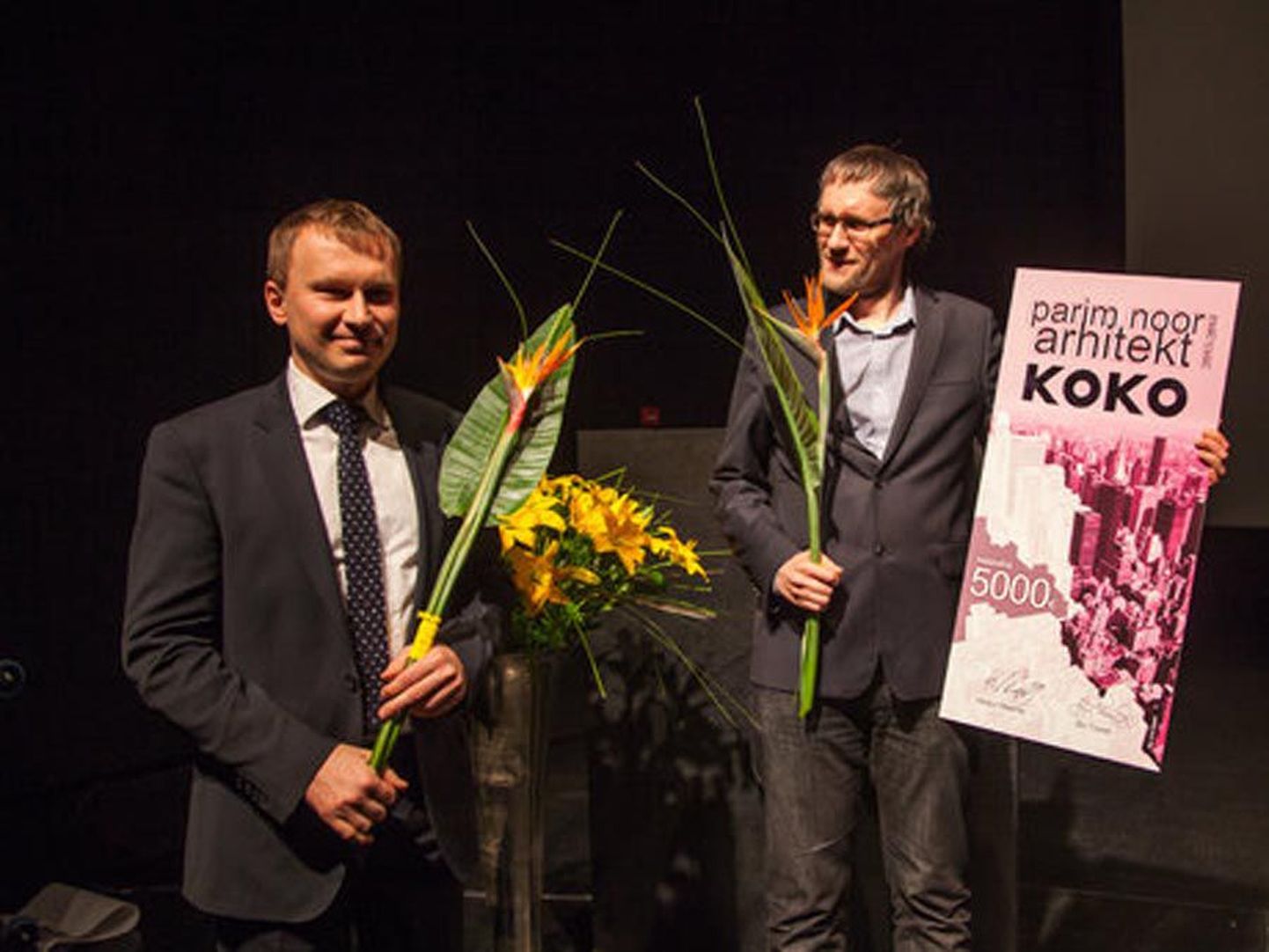 Andrus Kõresaar (vasakul) ja Raivo Kotov auhinnaga