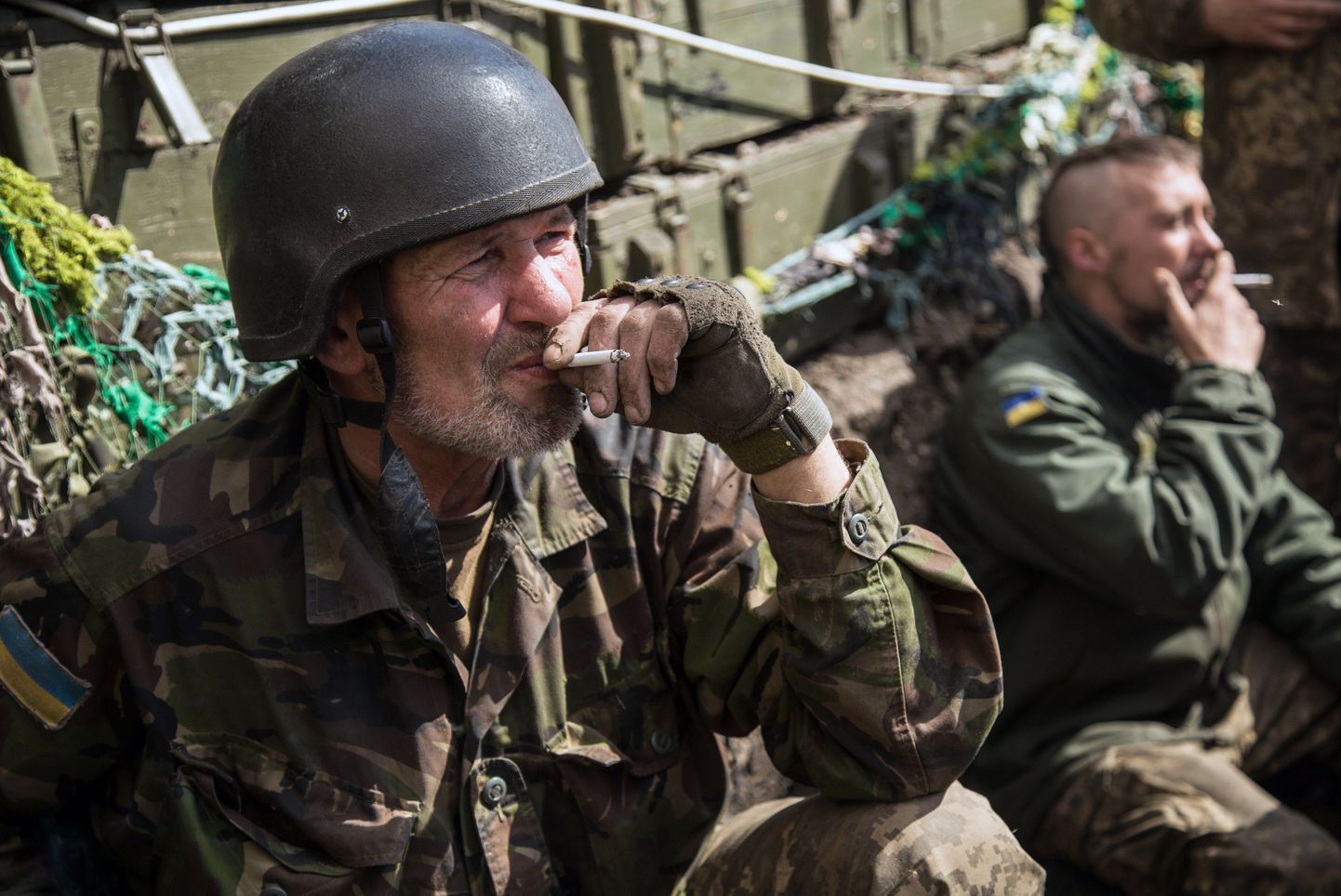 Ukraina sõdurid Donetski lähedal Peski külas suitsupausil.
