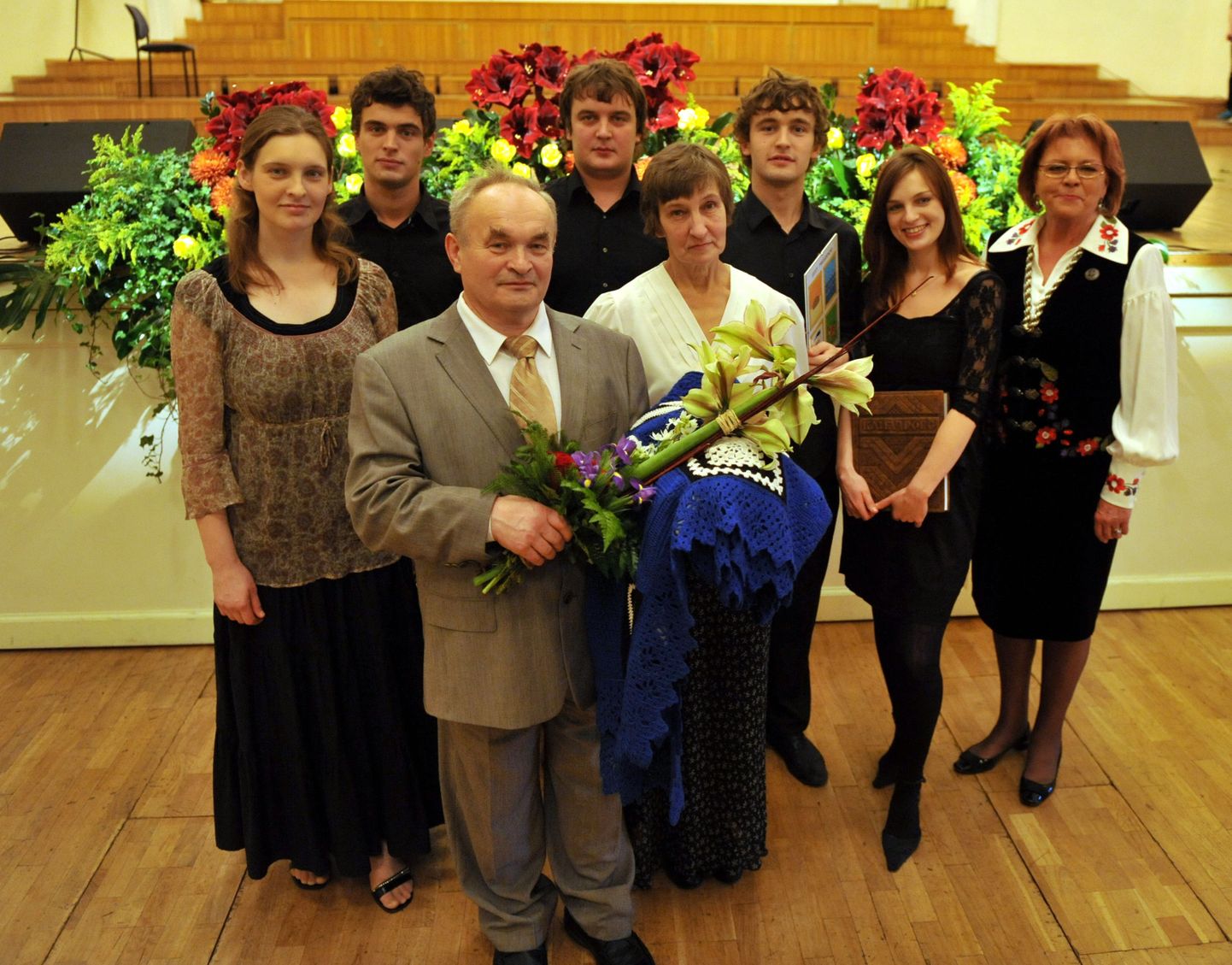 Aasta isa Aavo Ots, koos abikaasa Meeli Otsa, laste ja Eesti naisliidu esinaise Siiri Oviiriga.