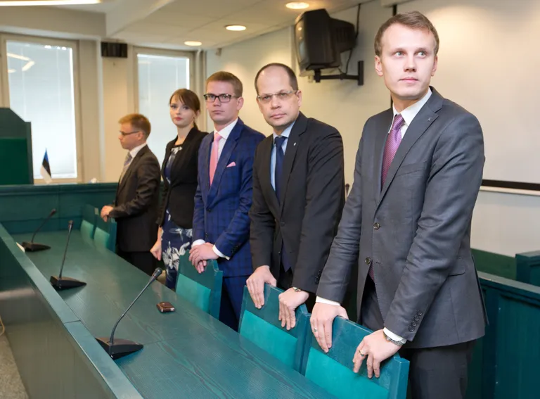 Ivor Onksion, Lauri Laasi ja Priit Toobal koos kaitsjatega Harju maakohtu otsust kuulamas. Foto: Liis Treimann.