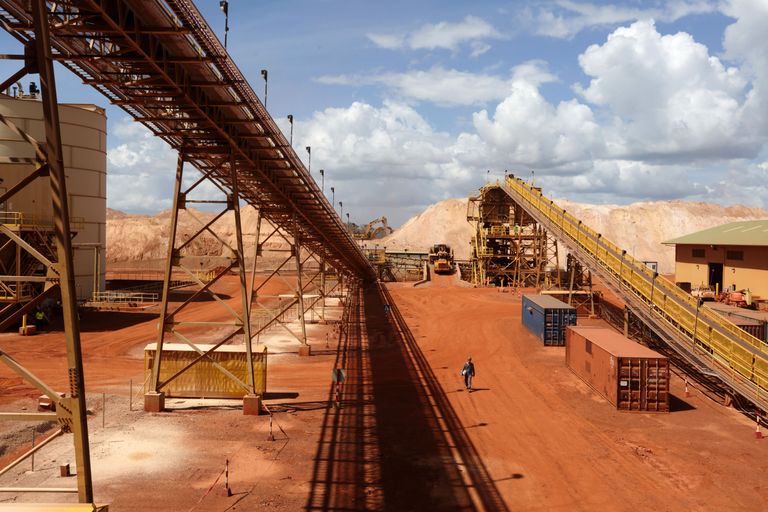 Suriname. Meriani kullakaevanduse rafineerimistehas. 