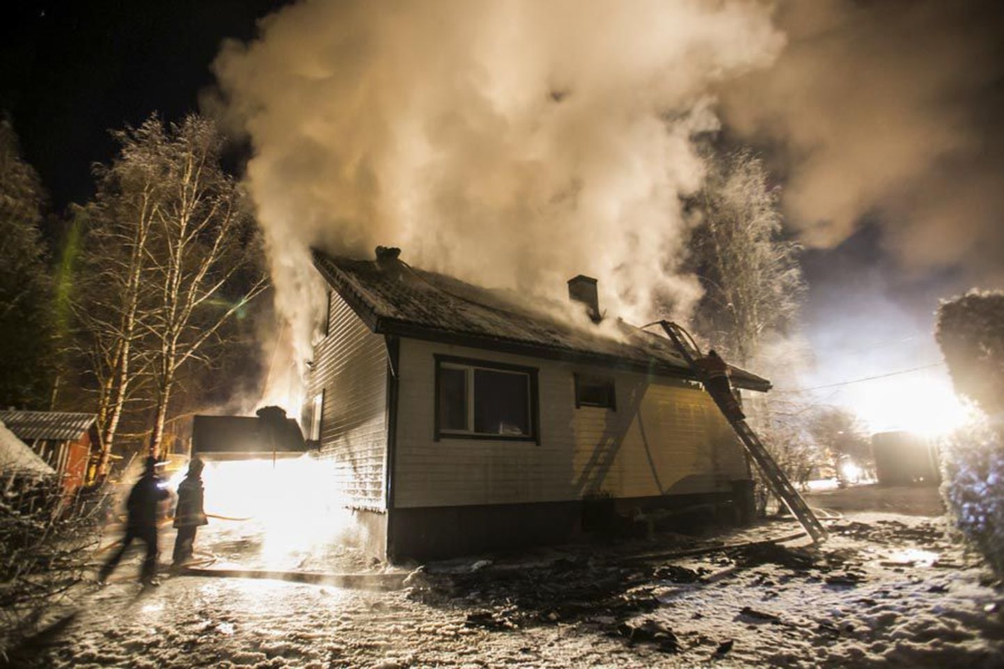 Tuli oli pugenud majas katuse alla ja voodrilaudade vahele ning seetõttu kulus päästjatel põlengu kustutamiseks peaaegu kümme tundi.