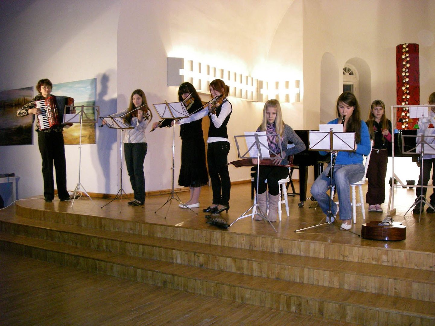 Mängib Tõrva muusikakooli rahvamuusikaansambel õpetaja Viive Andersoo juhendamisel.