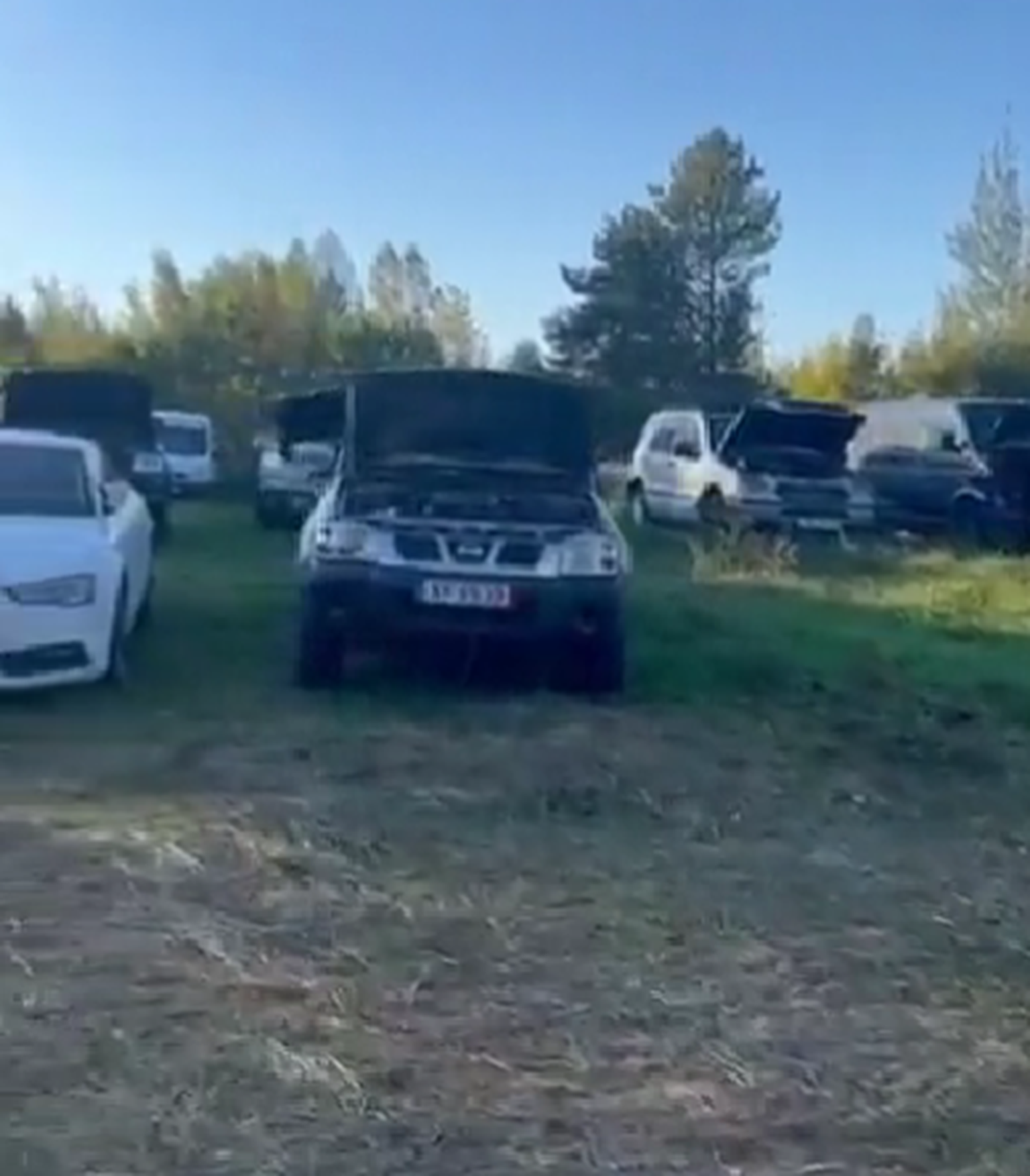 Nezināmi ļaundari Jaunmārupē apzaguši Ukrainas armijai paredzētās automašīnas