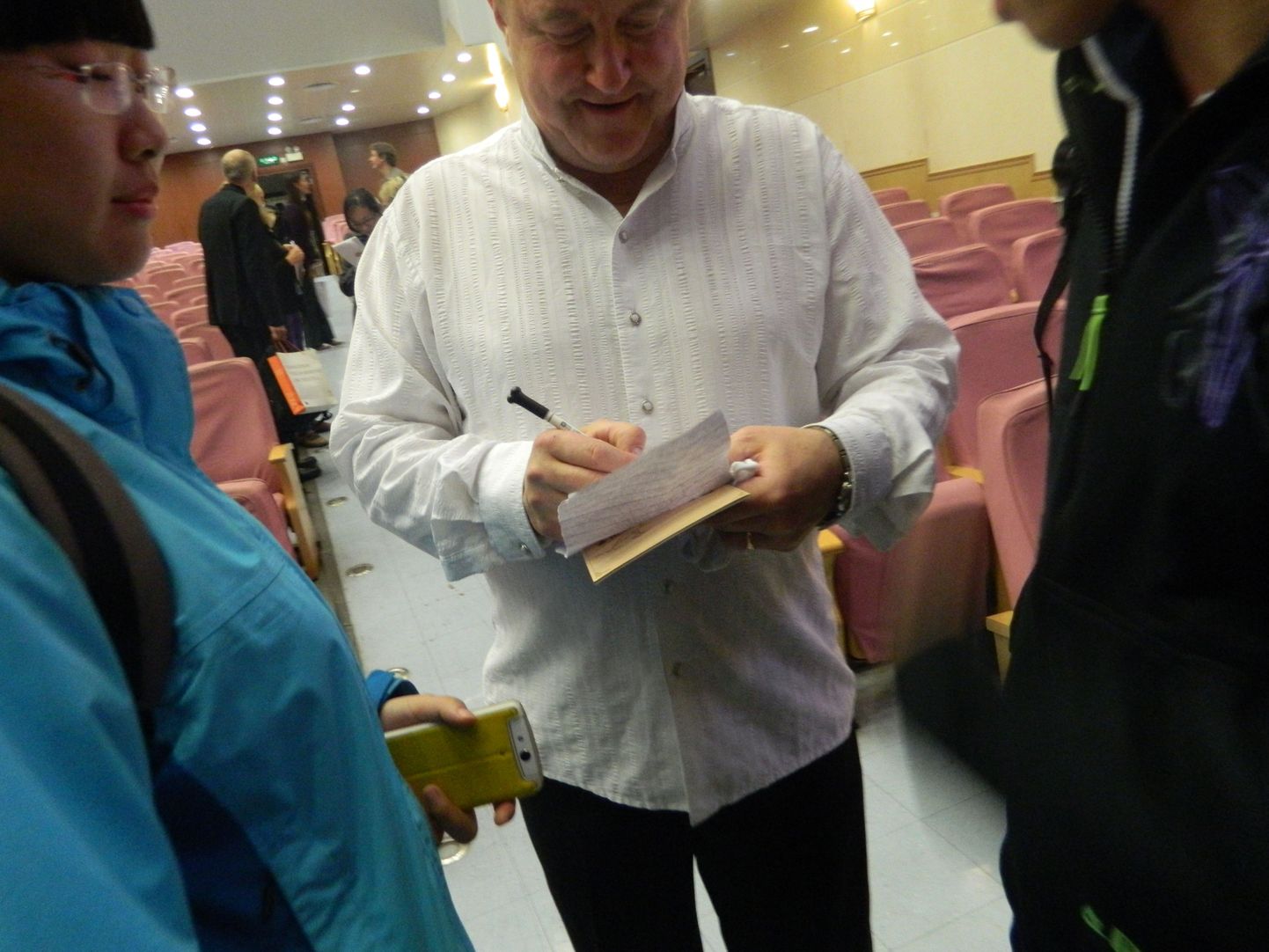 Käsikellade ansambli Arsis kontsert Pekingis. Aivar Mäe annab innukatele hiinlastele autogramme.