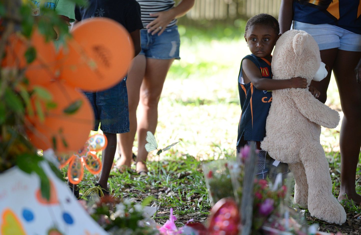 Cairnsi linna elanikud tõid eile tapetud laste maja juurde mälestuseks küünlaid ja mänguasju.