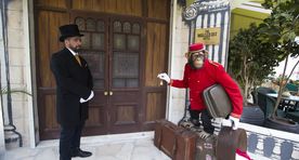 Galerii: tänavakunstnik Banksy avas Iisraelis vastuolulise hotelli