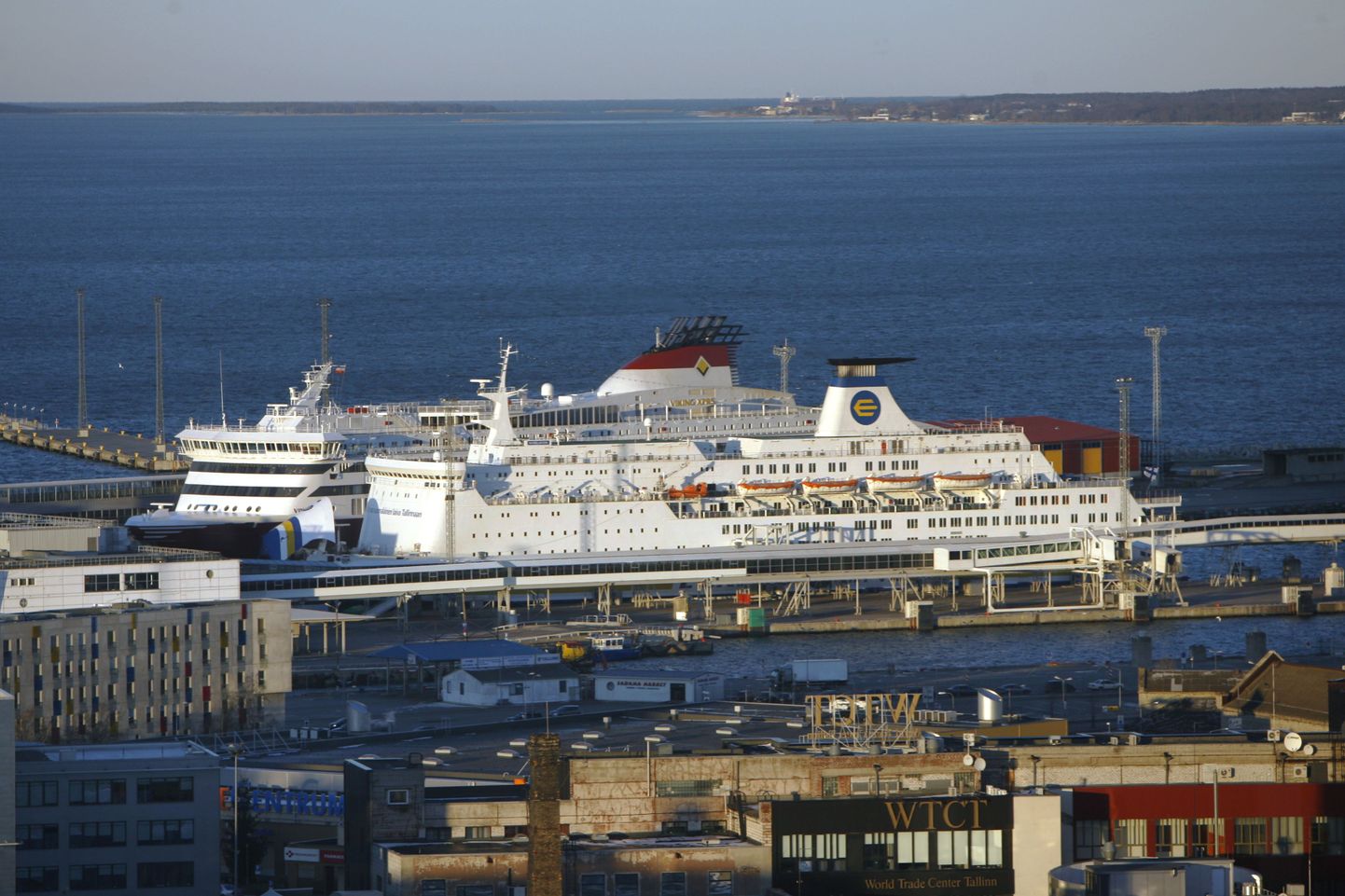 Ajaleht Helsingin Sanomat kirjutas, et Tallinna laevadega saabub Soome iga päev sada kriminaali.