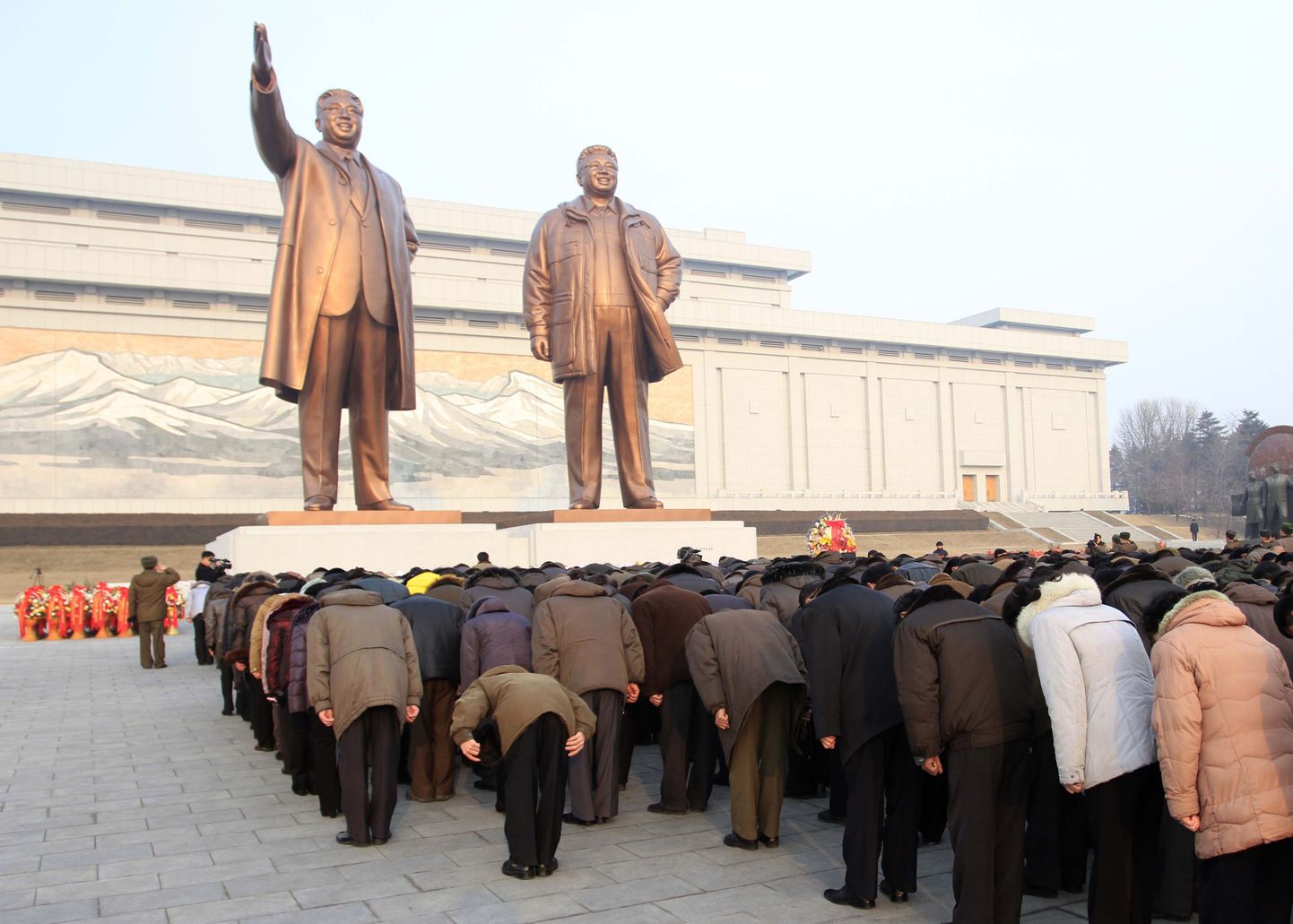 Kim Jong-ili (paremal) ja tema riigi rajajast isa Kim Il-sungi monumendid Pyongyangis.