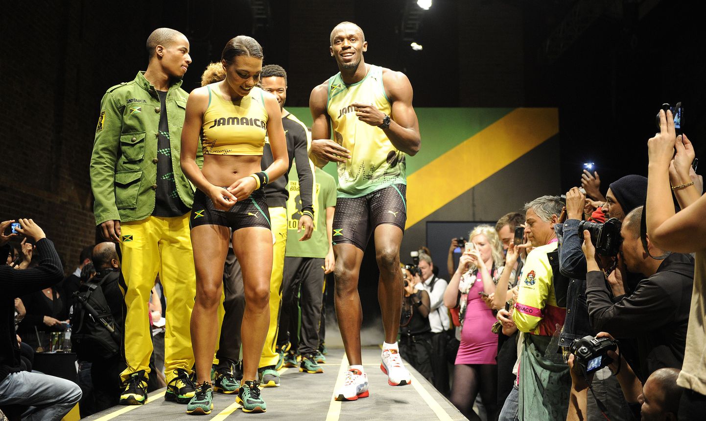Megan Edwards ja Usain Bolt demonstreerimas Jamaika sportlaste võistlusvorme.