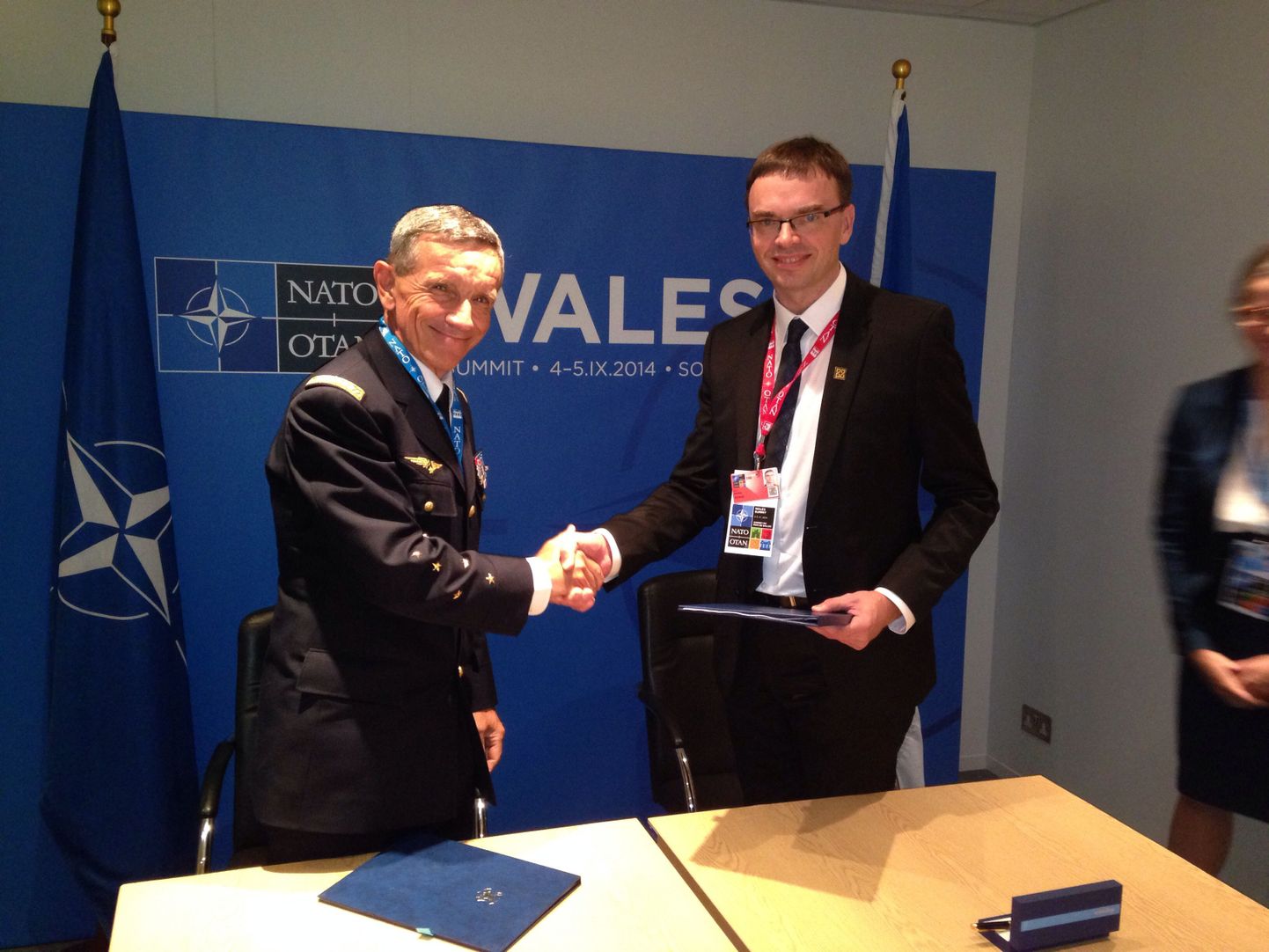 NATO arendusväejuhatuse ülem kindral Palomeros ja kaitseminister Mikser täna Walesis pärast lepingu allkirjastamist.