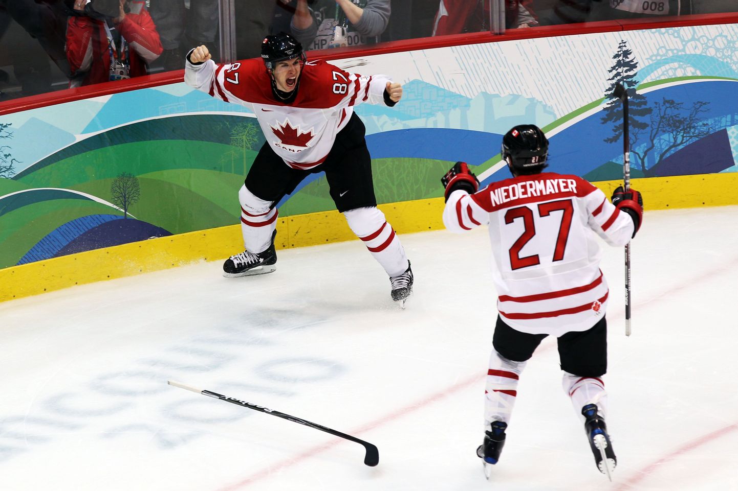 Kanada koondise kasuks otsustava värava visanud Sidney Crosby (vasakul) ja Scott Niedermayer võitu tähistamas.