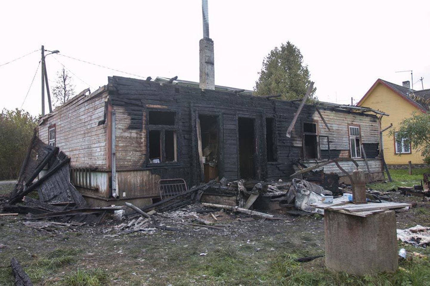 Põlema läinud majast ei jäänud midagi alles, aga ülejäänud hooned suudeti süttimisest päästa.