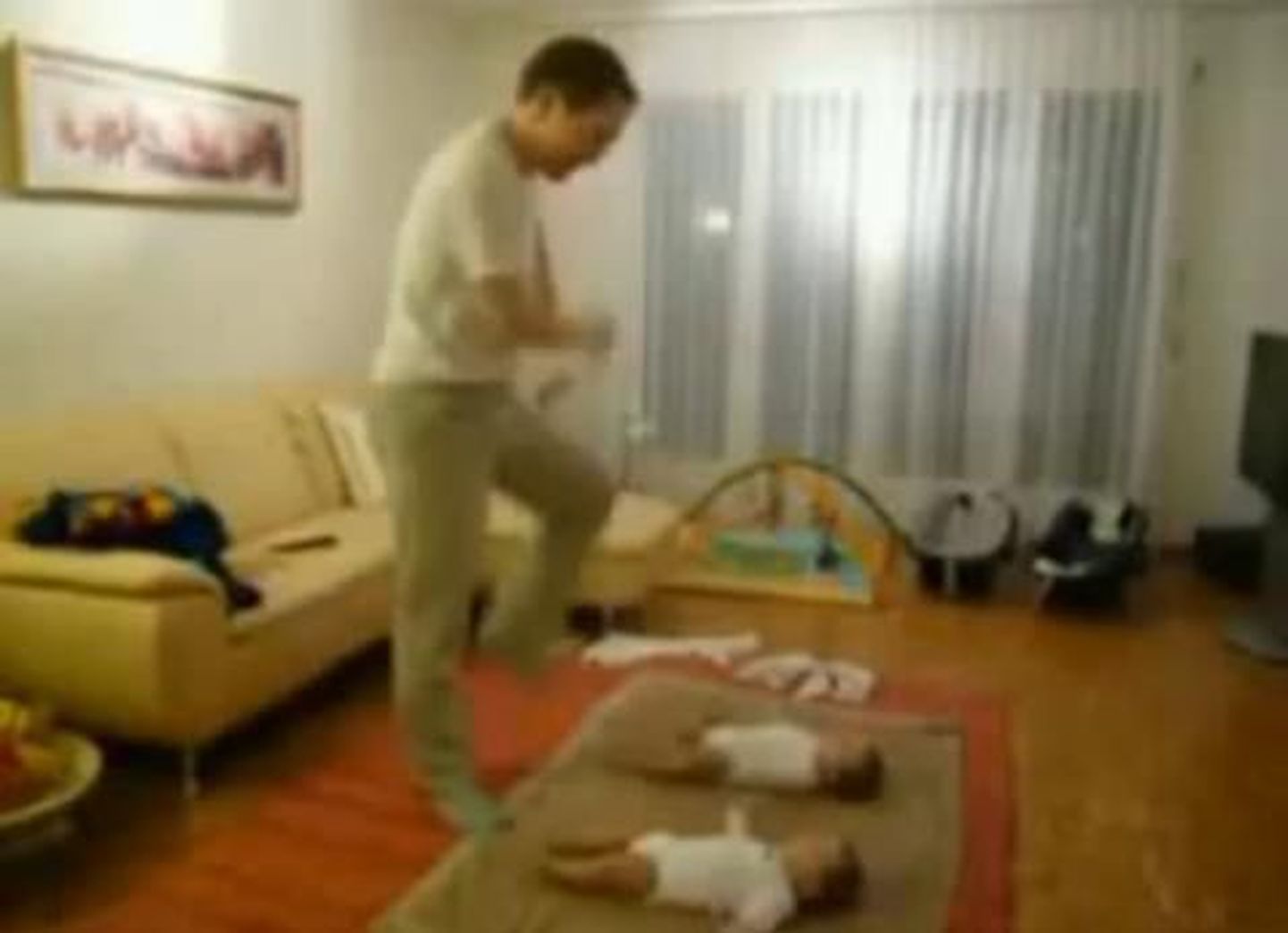 Папа танцует с детьми, скриншот видео.