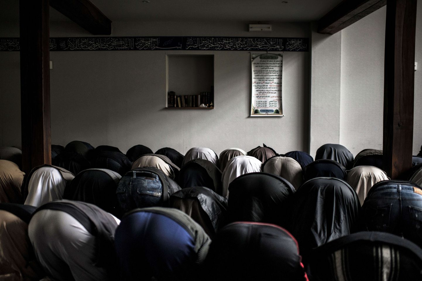 Moslemi koolilapsed palvusel Kesk-Prantsusmaal Saint-Leger-de-Fougeret's.