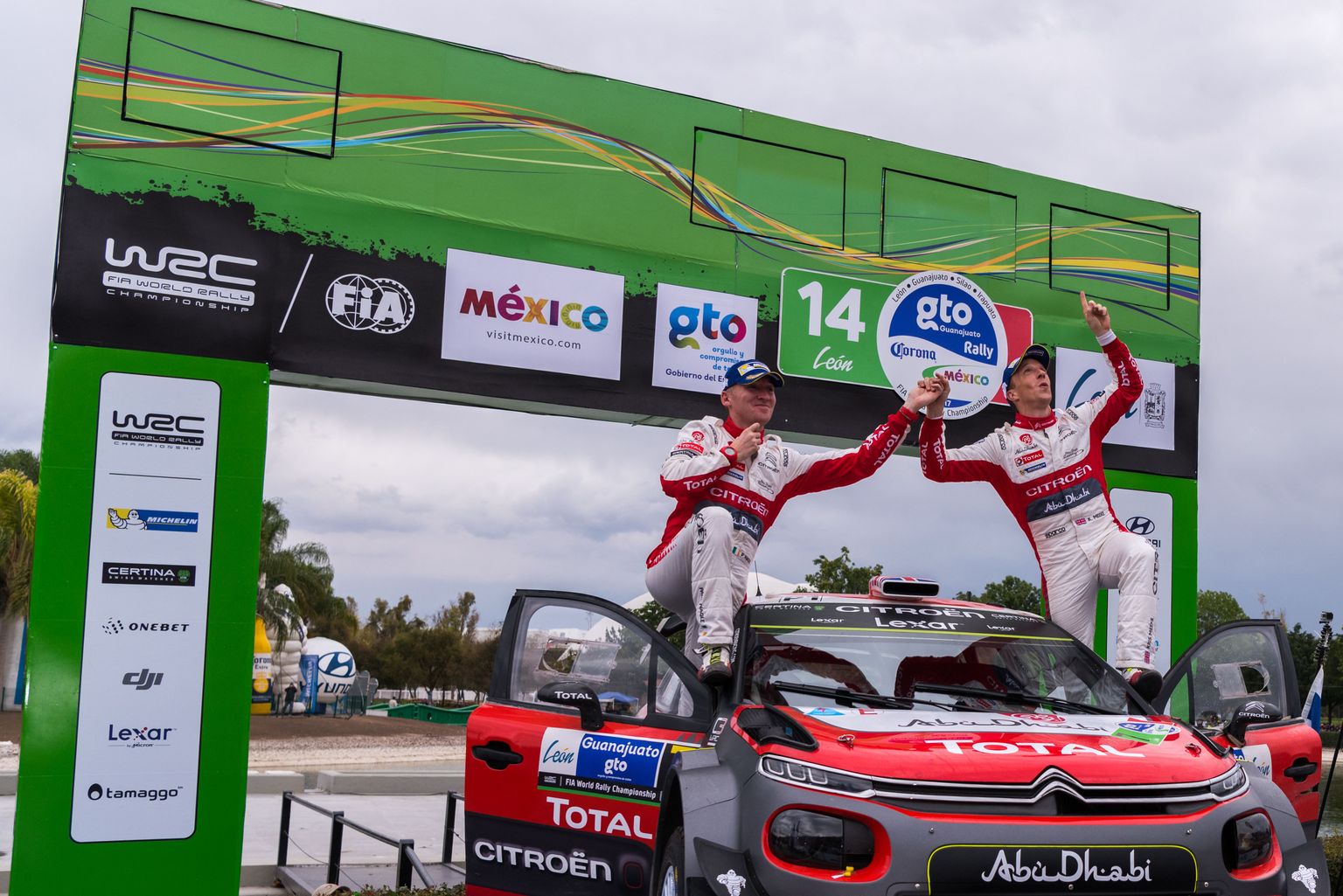 Kris Meeke (paremal) ja Paul Nagle tänasid võidu eest kõrgemaid jõude.