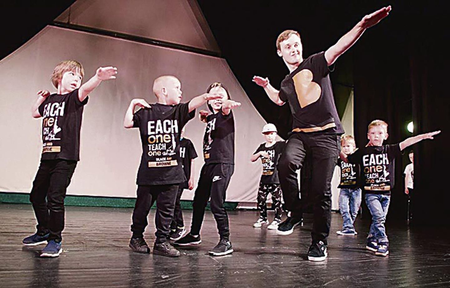 Tantsukooli kõige nooremad õpilased tantsivad õpetaja Marten Paluga.
