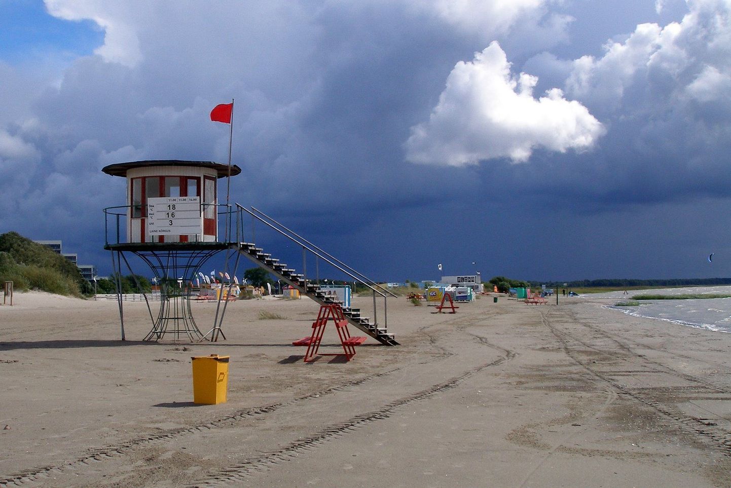Pärnu rannas lehvib punane lipp.