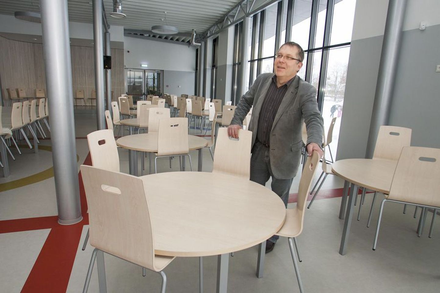 Paalalinna kooli direktor Aavo Palo kiidab vast valminud söökla mööblit: laudade külge kinnitatavad toolid võimaldavad suure ruumi põrandat hõlpsasti pesta.