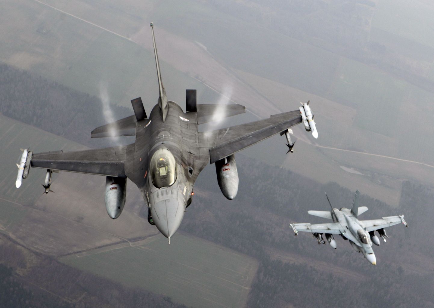Portugali õhuväe hävitaja F-16 ja Kanada õhuväe hävitaja CF-18 Hornet Balti õhuturbemissioonil.