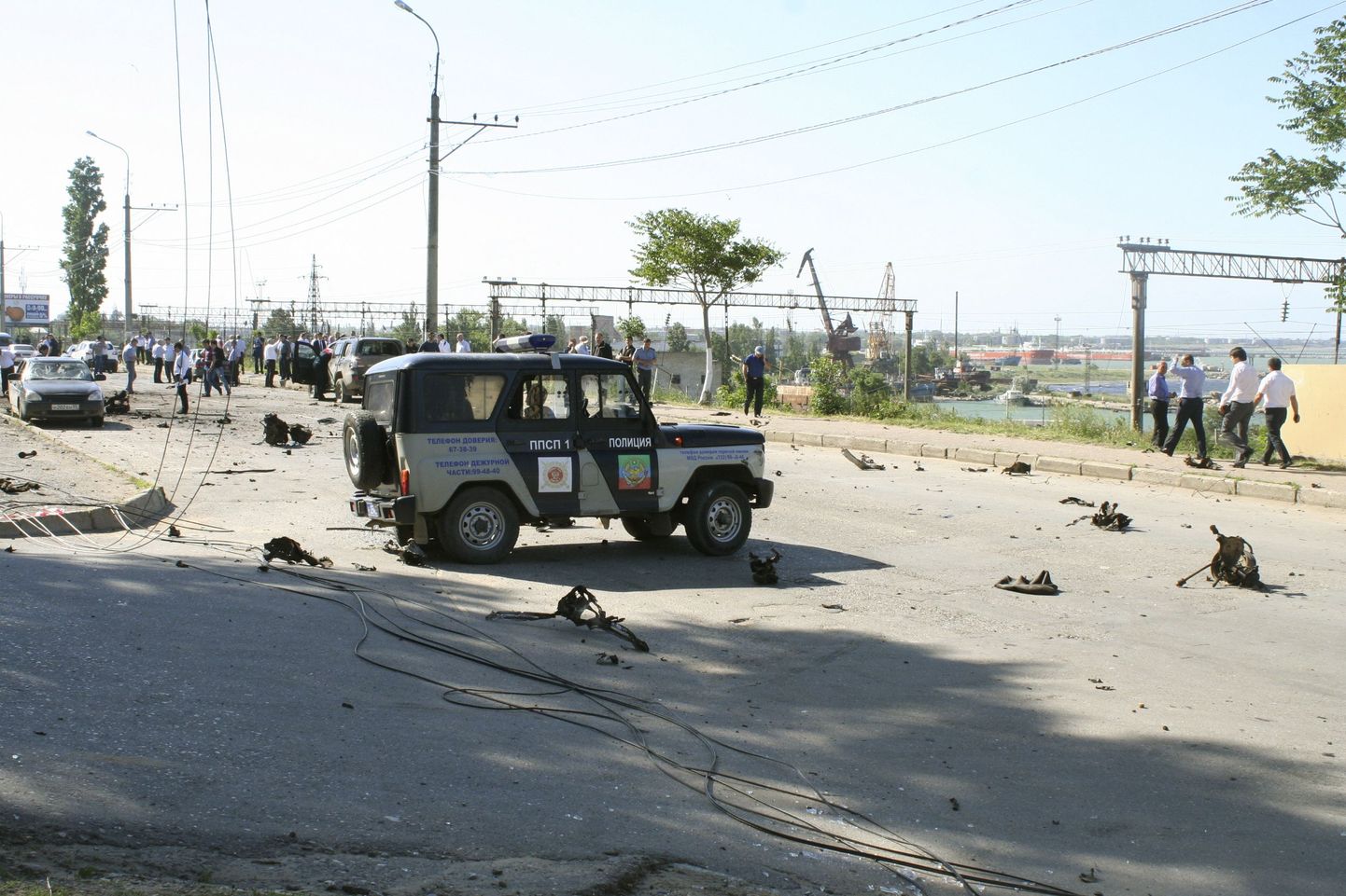 Politseiauto Dagestani pealinnas esmaspäevase plahvatuse tagajärjel laiali pillutud rusude keskel.