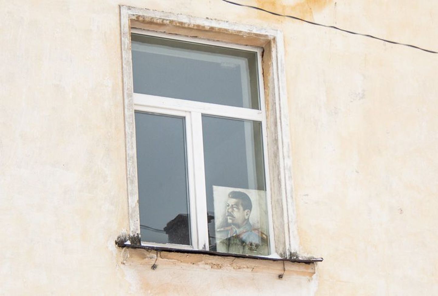 Valdade ühinemine toob meile Stalini kummardajad: ühe Aseri kortermaja aknal seisab meeleolukas Stalini pilt – just nagu muiste. Kohalike sõnul polevat selles väga palju erilist: kui teinekord pidu peetakse, võetakse ka vastavad lipud tuju tekitamiseks välja.