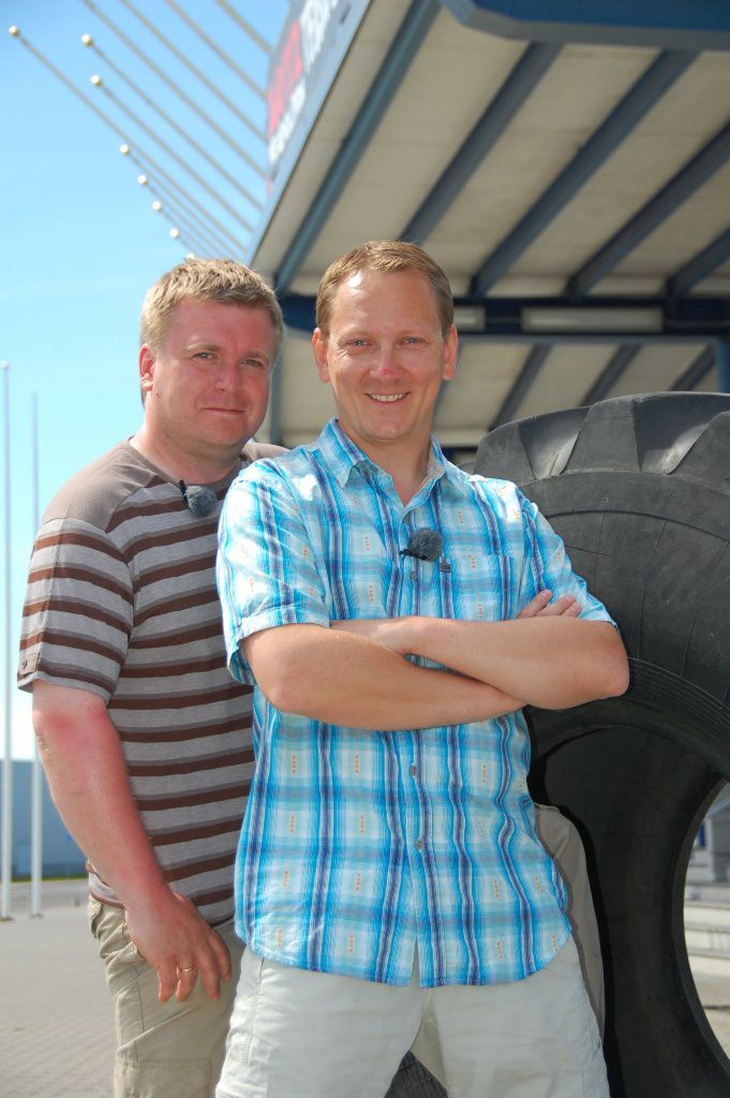 Kristjan Jõekalda (vasakul) ja Teet Margna panevad uues saates naabrid 5000 krooni nimel kotisjooksu tegema ja pimesikku mängima.