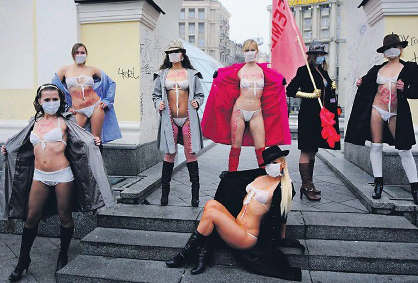 Группа феминисток FEMEN подошла к защитным маскам творчески и сконструировала из них женское белье, которое и было продемонстрировано народу на Майдане Незалежности для поднятия настроения.