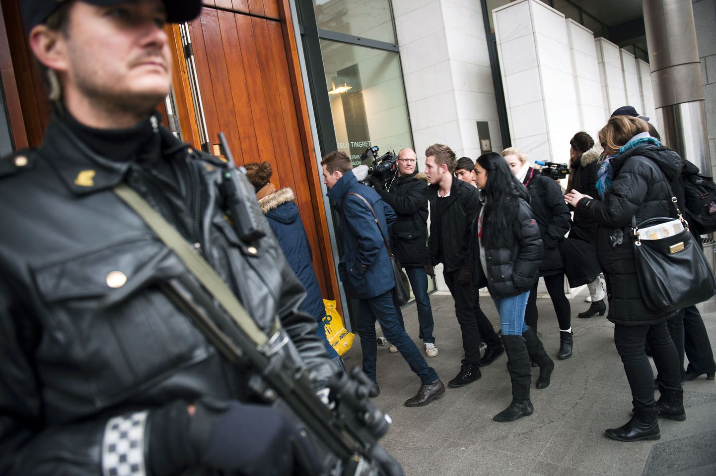 Politseinik täna Oslo ringkonnakohtu hoone ees seismas, kus toimumas protsess Anders Breiviku üle.